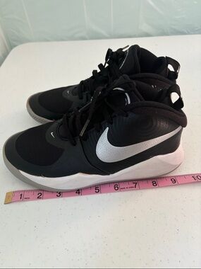Nike Basketball Kids Black and White zize 4Y.